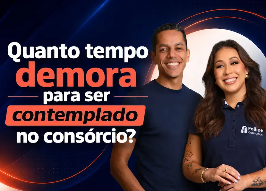 Imagem de capa com dois especialistas da Fellipe Consórcios sorrindo ao lado do título “Quanto tempo demora para ser contemplado no Consórcio?”, em fundo azul escuro com detalhes em salmão.