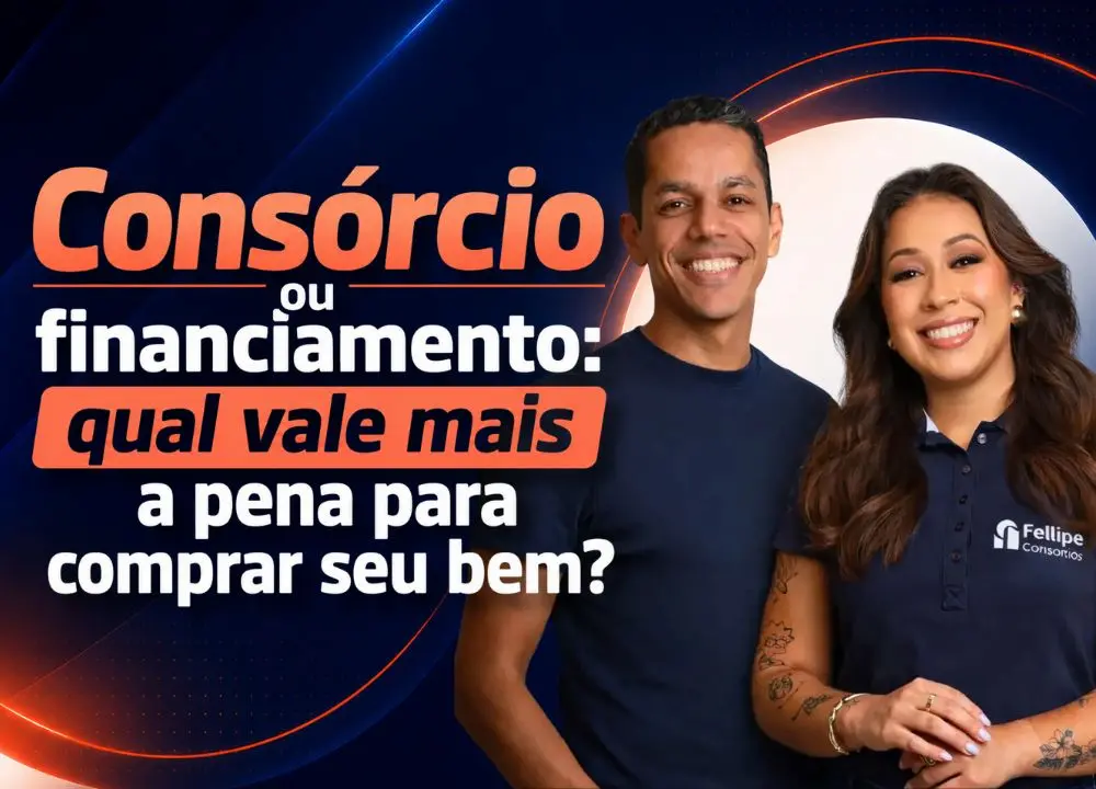 Imagem de capa com dois especialistas da Fellipe Consórcios sorrindo ao lado do título “Consórcio ou financiamento: qual vale mais a pena para comprar seu bem?”, em fundo azul escuro com detalhes em salmão.