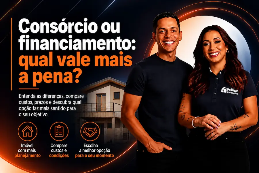 Casal em frente a uma casa representa a comparação entre consórcio e financiamento para compra de imóvel.